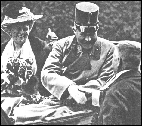 A főhercegi pár közvetlenül a merénylet előtt (Wikipedia)