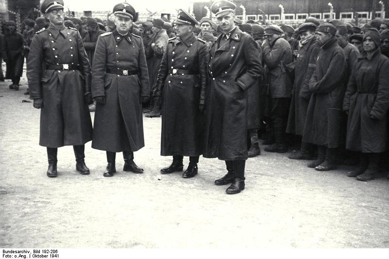 KZ Mauthausen, SS-Männer vor Gefangenen