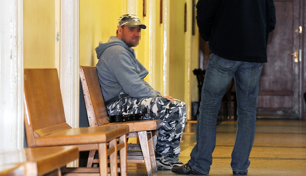 Budapest, 2016. március 31. Az Oktogon téri bankrablóként elhíresült férfi várakozik tárgyalására a Fõvárosi Fõügyészség Fõ utcai épületének folyosóján 2016. március 31-én. A bíróság a 43 éves gyanúsított elõzetes letartóztatásáról fog dönteni, aki február 24-én az Oktogon téren, február 18-án a V. kerületi Széchényi téren és március 22-én Solymáron rabolt ki bankot. MTI Fotó: Mihádák Zoltán