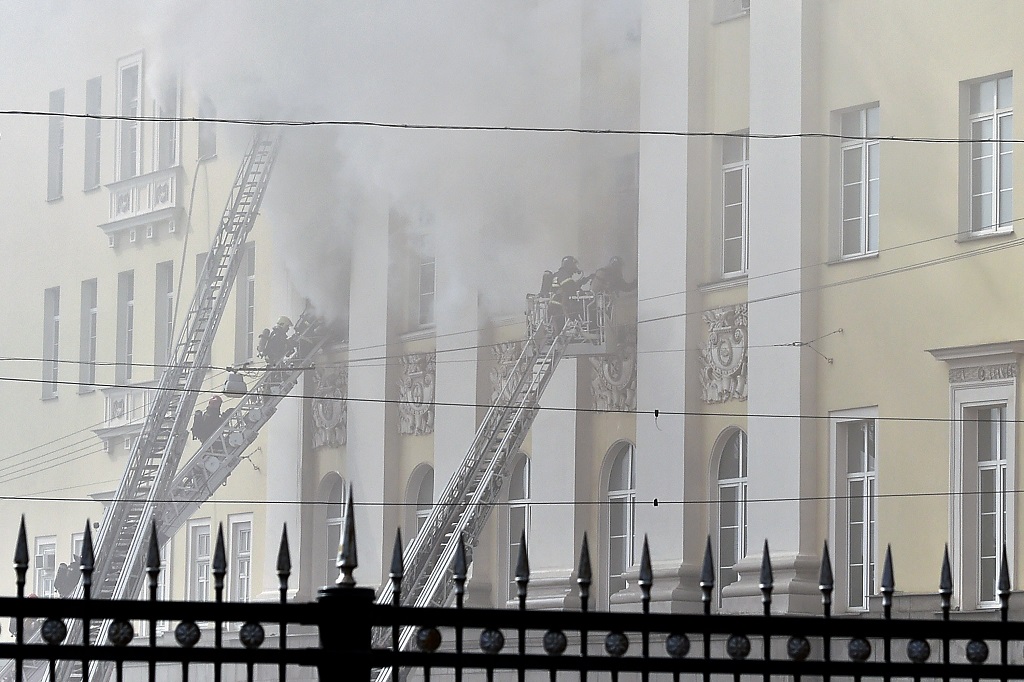 Firefighters work to extinguish a fire at a building of Russia's Defence Ministry in central Moscow on April 3, 2016. / AFP / DMITRY SEREBRYAKOV