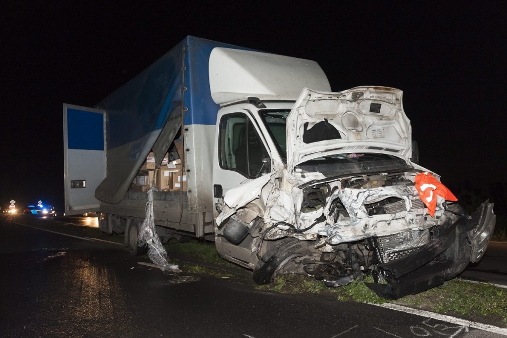 Debrecen, 2016. május 21. Ütközésben összetört kisteherautó a 4-es és 42-es számú fõút keresztezõdésénél, Püspökladány közelében 2016. május 21-én. Éjfél elõtt nem sokkal a furgon összeütközött egy személyautóval. Az autóban egy család utazott, közülük egy 7 éves kislány a helyszínen, míg egy 33 éves nõ a kórházban életét vesztette. MTI Fotó: Czeglédi Zsolt