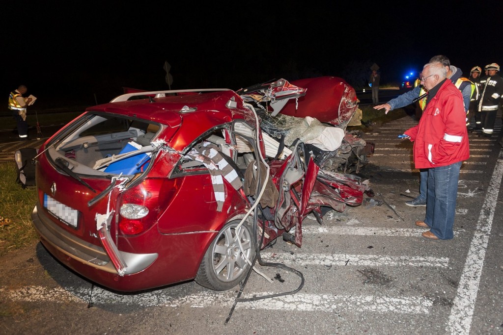 Debrecen, 2016. május 21. Ütközésben összetört személyautó a 4-es és 42-es számú fõút keresztezõdésénél, Püspökladány közelében 2016. május 21-én. Éjfél elõtt nem sokkal az autó összeütközött egy kisteherautóval. A személygépkocsiban egy család utazott, közülük egy 7 éves kislány a helyszínen, míg egy 33 éves nõ a kórházban életét vesztette. MTI Fotó: Czeglédi Zsolt