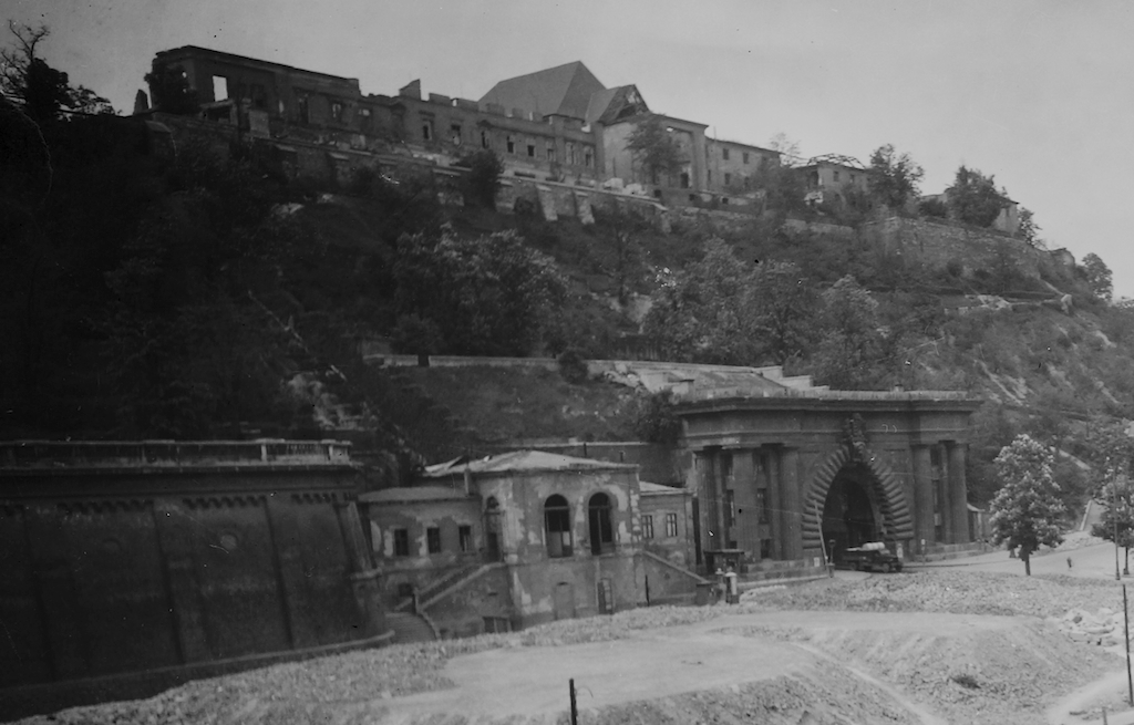 A romok eltakarítása után, 1949
