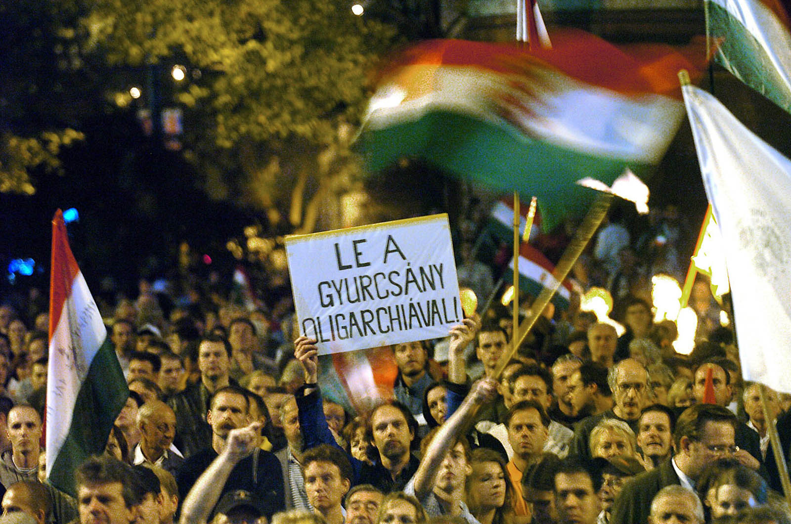 A Gyurcsány-kormány lemondását követelő tüntetés résztvevői a Kossuth téren. Budapest, 2006. szeptember 20. MTI Fotó: Kovács Tamás