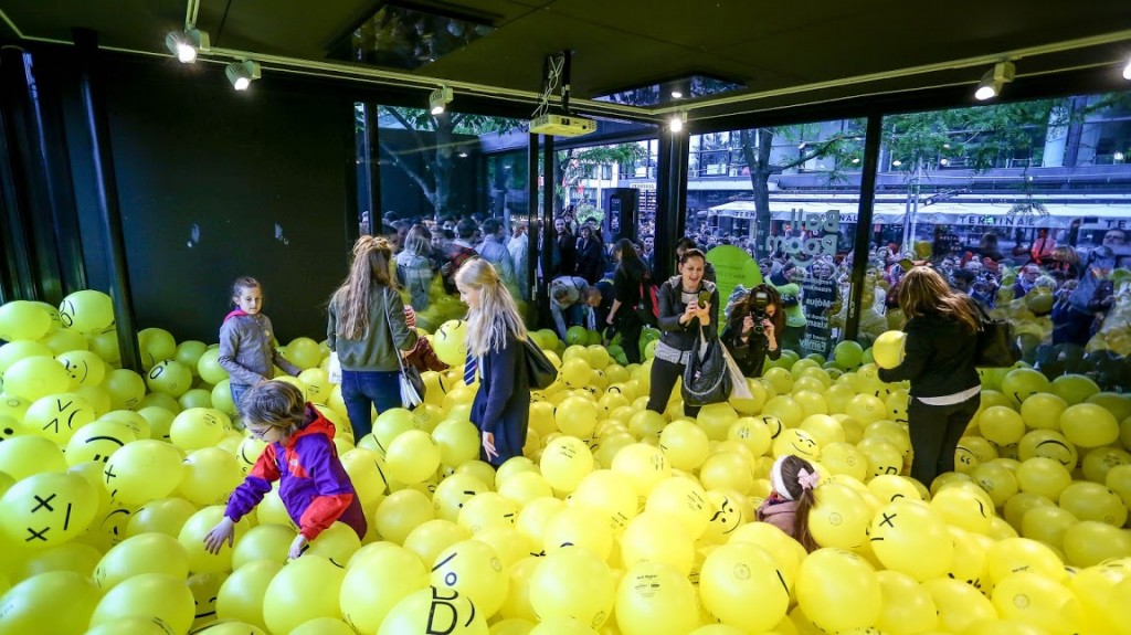 Az Emoji Ballroom kiállítást az Erzsébet téren, a Design Terminál pavilonjában lehet megtekinteni