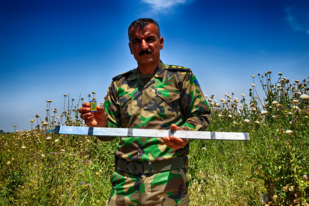 Pesmerga ezredes mutatja az IED detonátorát. Fotó: JS
