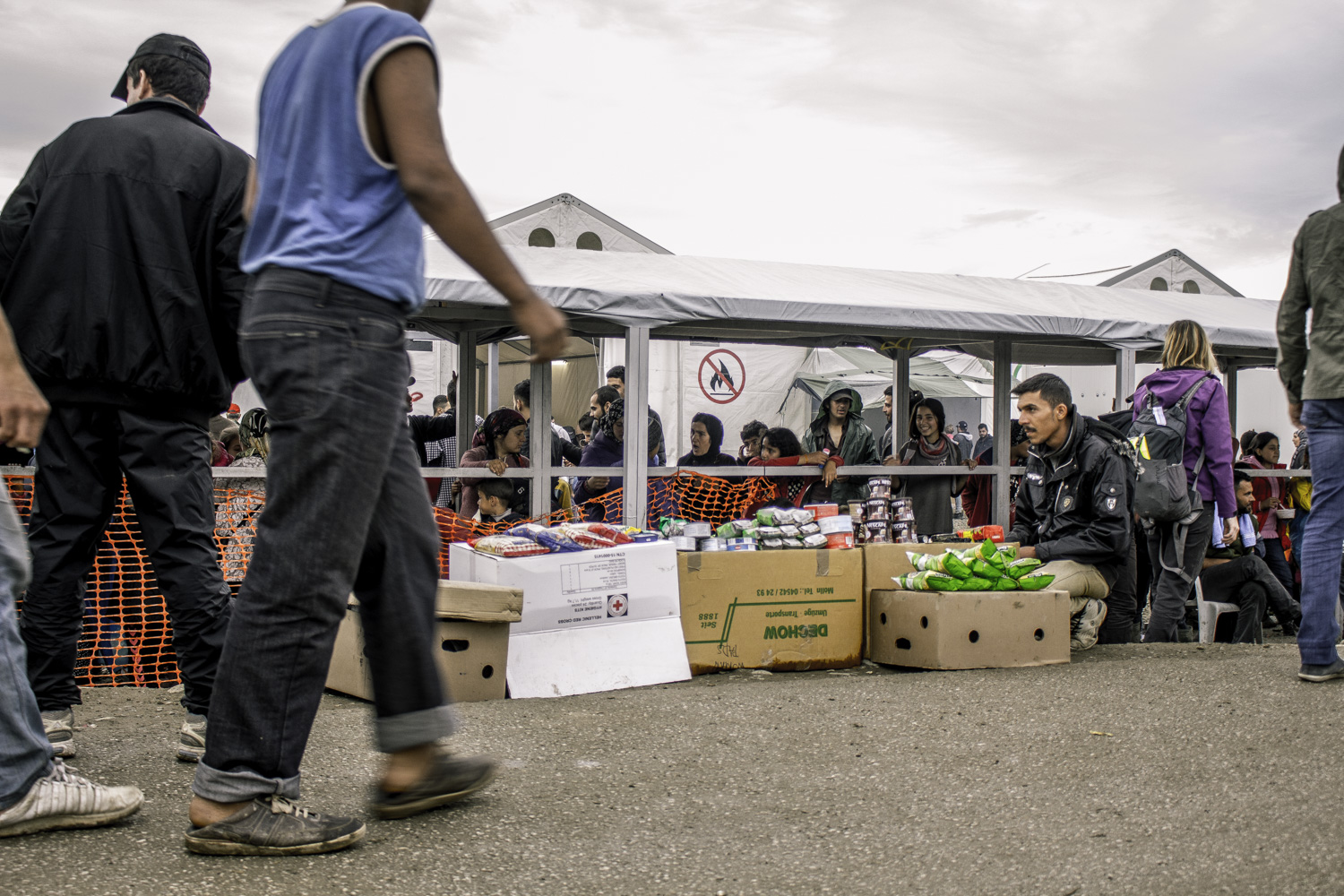 Egy gyümölcs árus a menekülttábor főutcáján. Fotó: Kaufmann Balázs