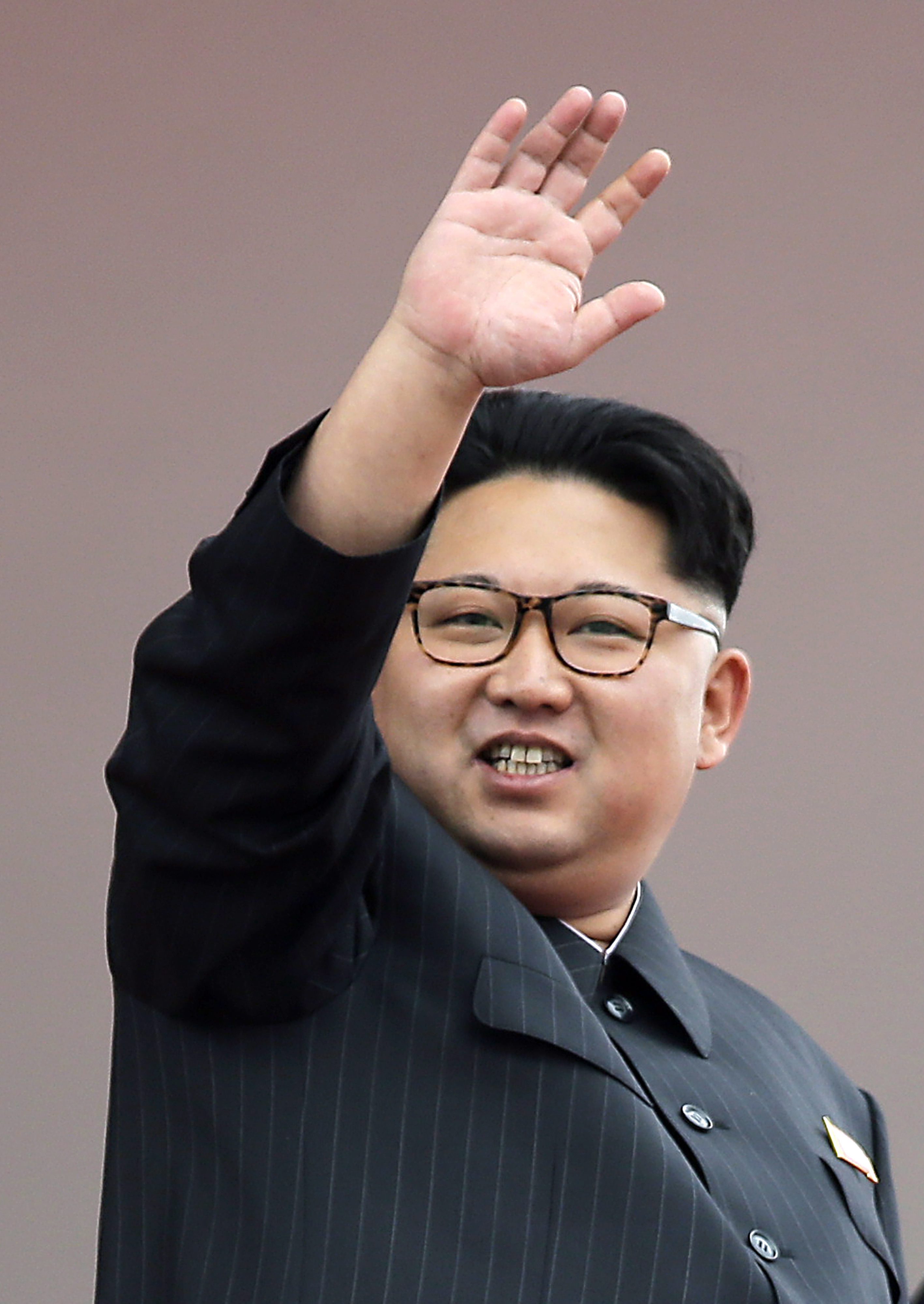 Phenjan, 2016. május 10. Kim Dzsong Un elsõ számú észak-koreai vezetõ, a kommunista Koreai Munkapárt elnöke a párt 7. kongresszusa befejezõdésének alkalmából tartott felvonulás résztvevõinek integet a phenjani Kim Ir Szen téren 2016. május 10-én. Észak-koreában a párt utoljára 1980-ban tartott kongresszust. (MTI/AP/Wong Maye-E)