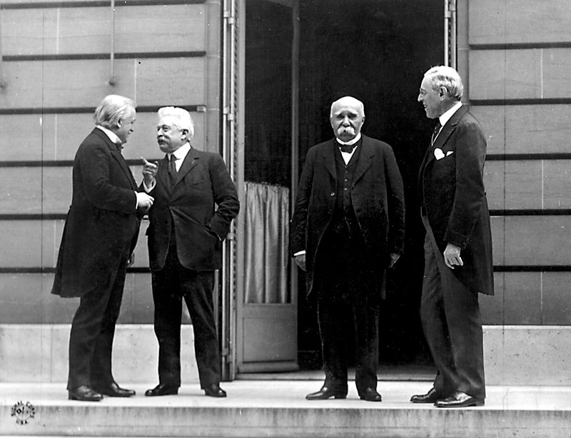 A döntést meghozó "négy nagy". Balról jobbra: Lloyd George brit, Vittorio Emanuele Orlando olasz, Georges Clemenceau francia kormányfő és Woodrow Wilson amerikai elnök (Forrás: Wikipedia)