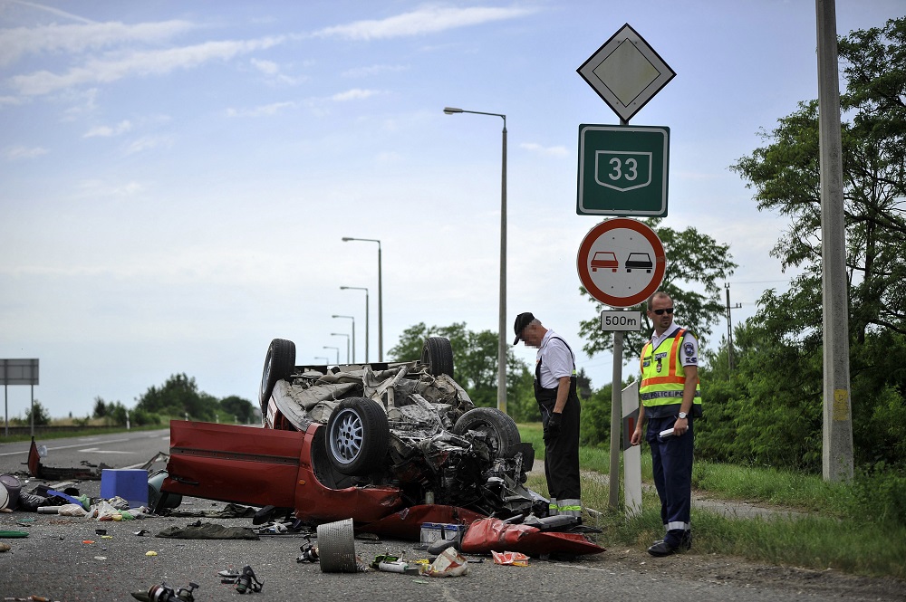 Halálos baleset helyszíne a Debrecenhez tartozó Kismacs közelében a 33-as fõúton. Fotó: MTI/Czeglédi Zsolt