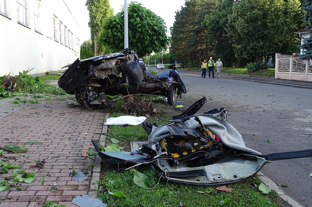 A balesetben az egyik utas életét vesztette, egy másik férfit és az autó vezetőjét súlyos állapotban vitték kórházba. Fotó: MTI/Donka Ferenc