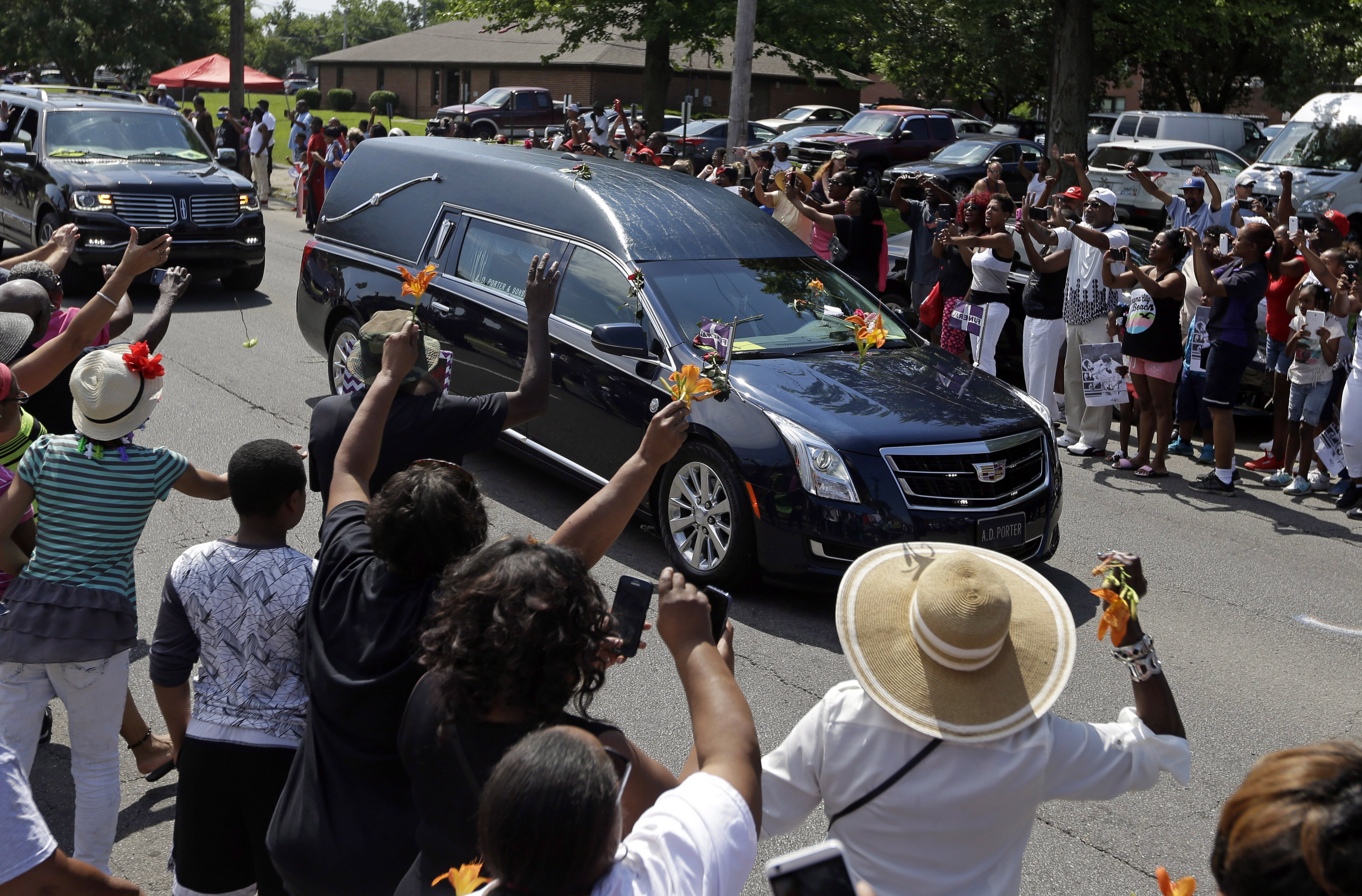 Gyászolók nézik a Muhammad Ali koporsóját szállító jármûvet a Kentucky állambeli Louisville-ben, Ali szülõvárosában 