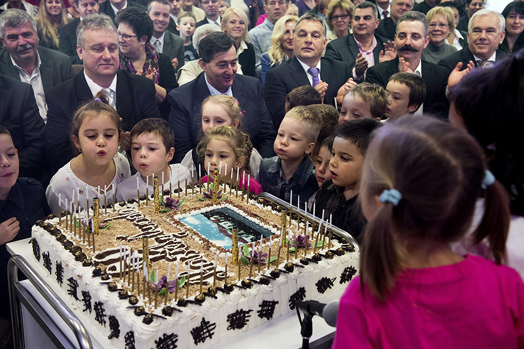 Felcsút, 2015. november 7. Orbán Viktor miniszterelnök (középtől jobbra) a Kastély Óvoda alapításának 60. évfordulója és az óvoda történetéről szóló kiadvány bemutatója alkalmából rendezett ünnepségen Felcsúton, a faluházban 2015. november 7-én. Mellette balra Mészáros Lőrinc polgármester, jobbra Tessely Zoltán (Fidesz-KDNP) országgyűlési képviselő. MTI Fotó: Koszticsák Szilárd