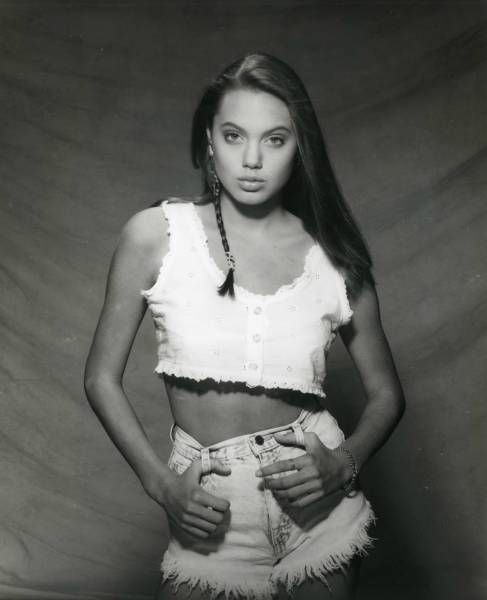 first_photo_shoots_of_hot_angelina_jolie_when_she_was_15_years_old_640_05