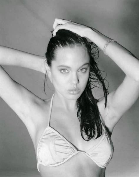 first_photo_shoots_of_hot_angelina_jolie_when_she_was_15_years_old_640_12
