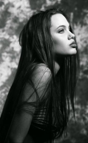 first_photo_shoots_of_hot_angelina_jolie_when_she_was_15_years_old_640_28