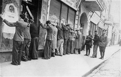 Letartóztatott zsidók a jászvárosi utcán (Wikipedia)