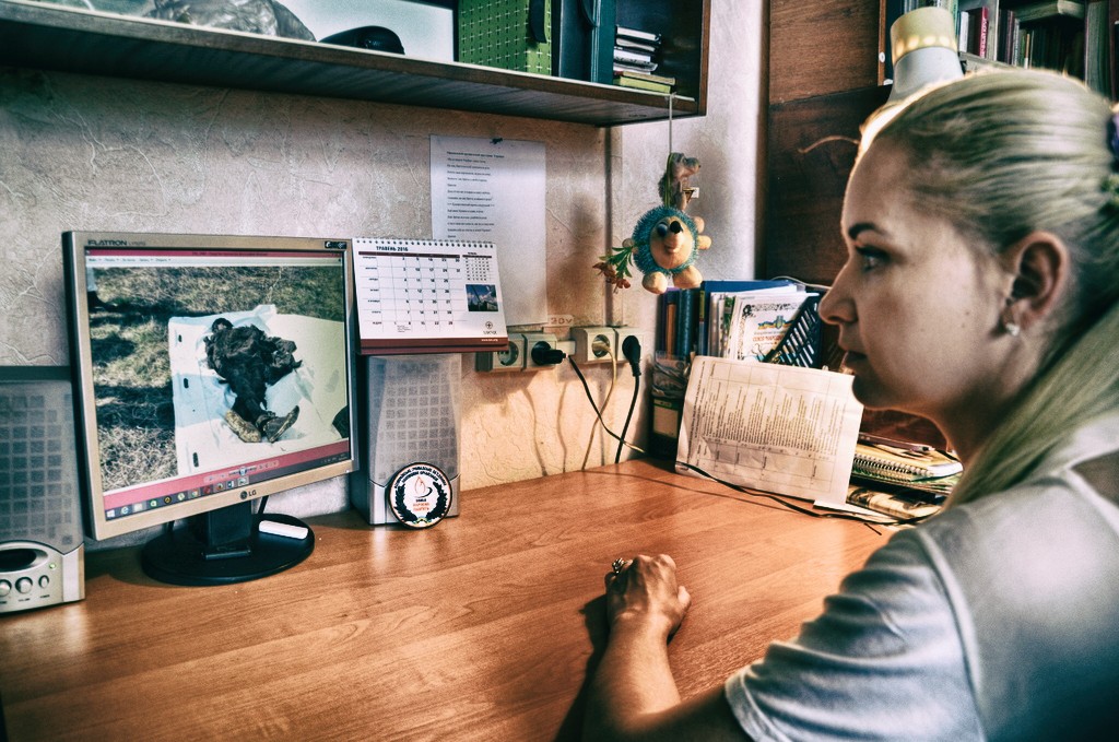 Fekete Tulipán önkéntese mutatja a számítógépen a munkát. Fotó:Jászberényi Sándor