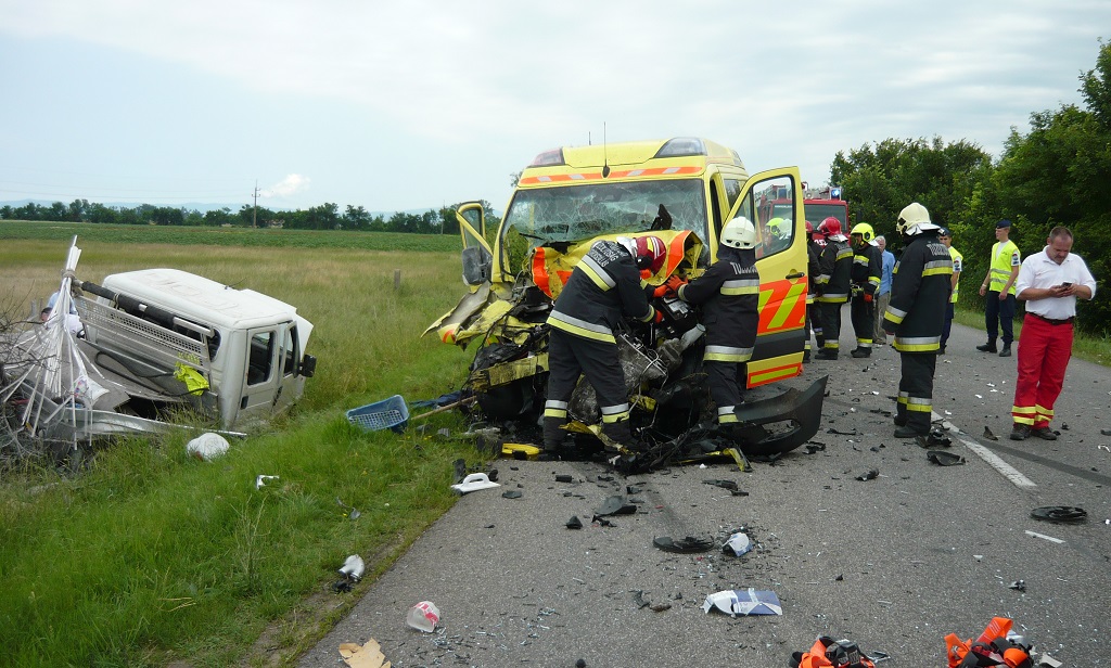 mentőautó balesete jászberénynél 2