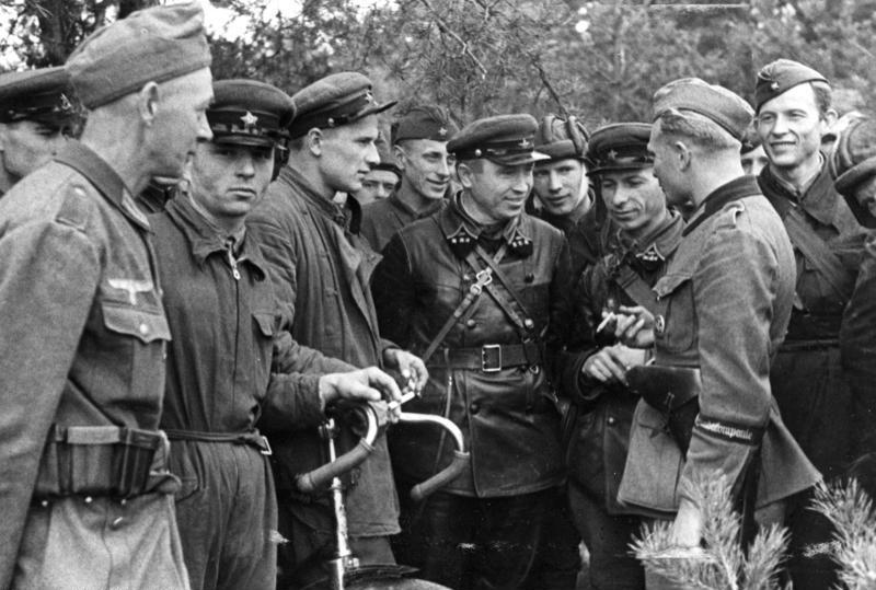 Német és szovjet katonák barátkoznak Lengyelországban (Bundesarchiv)