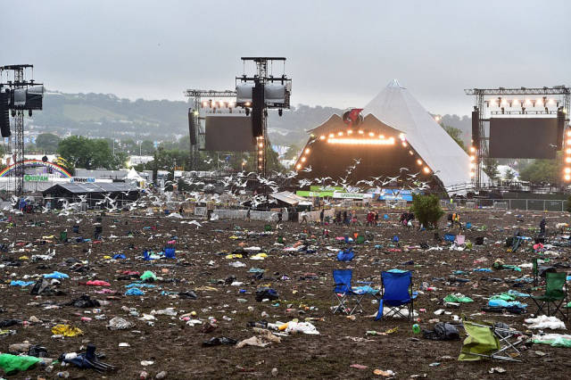 tons_of_trash_left_at_the_glastonbury_festival_site_by_revelers_640_01