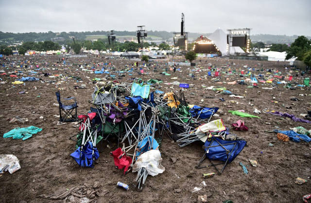 tons_of_trash_left_at_the_glastonbury_festival_site_by_revelers_640_04