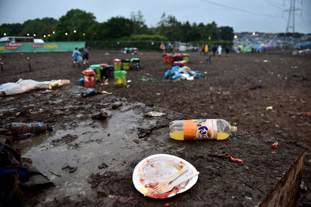 tons_of_trash_left_at_the_glastonbury_festival_site_by_revelers_640_06