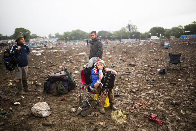 tons_of_trash_left_at_the_glastonbury_festival_site_by_revelers_640_07