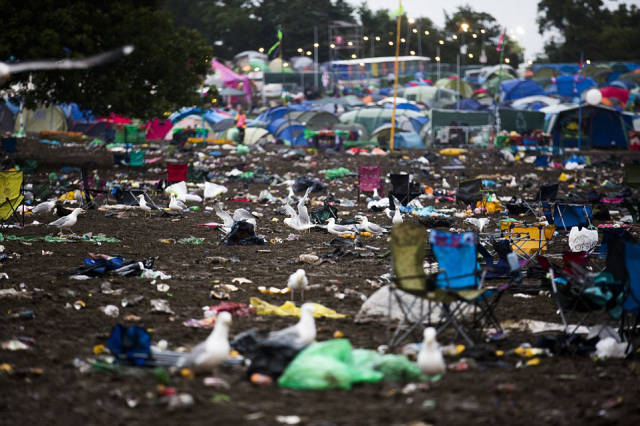 tons_of_trash_left_at_the_glastonbury_festival_site_by_revelers_640_10