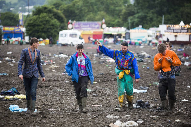 tons_of_trash_left_at_the_glastonbury_festival_site_by_revelers_640_12