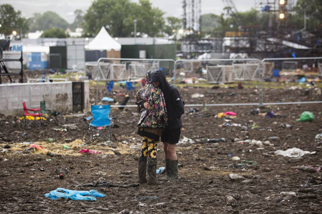 tons_of_trash_left_at_the_glastonbury_festival_site_by_revelers_640_14