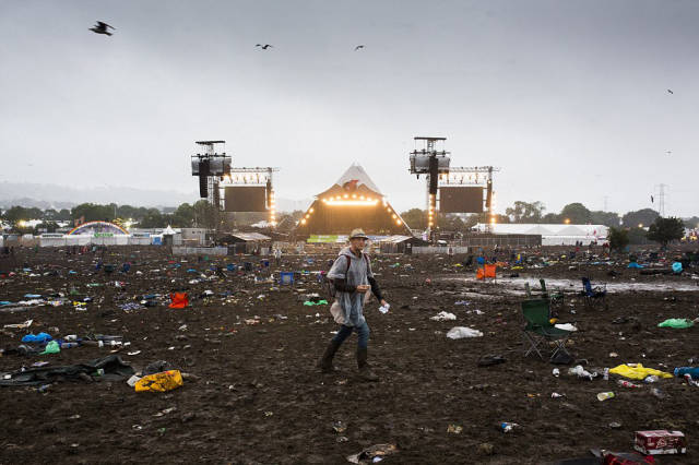 tons_of_trash_left_at_the_glastonbury_festival_site_by_revelers_640_19