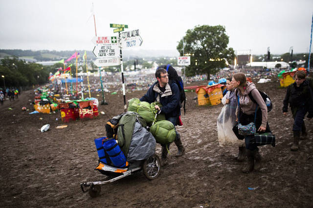 tons_of_trash_left_at_the_glastonbury_festival_site_by_revelers_640_20