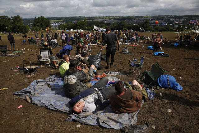 tons_of_trash_left_at_the_glastonbury_festival_site_by_revelers_640_23