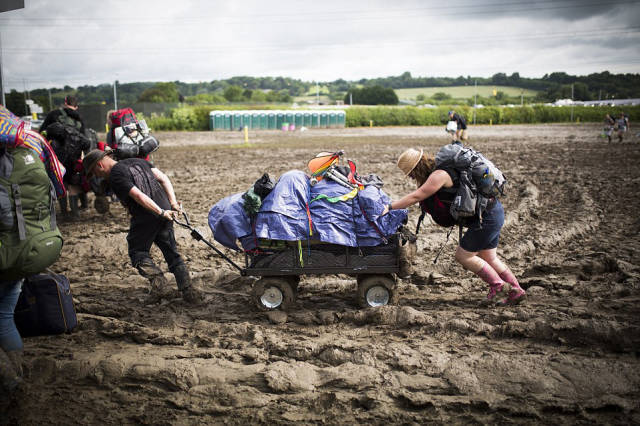 tons_of_trash_left_at_the_glastonbury_festival_site_by_revelers_640_25