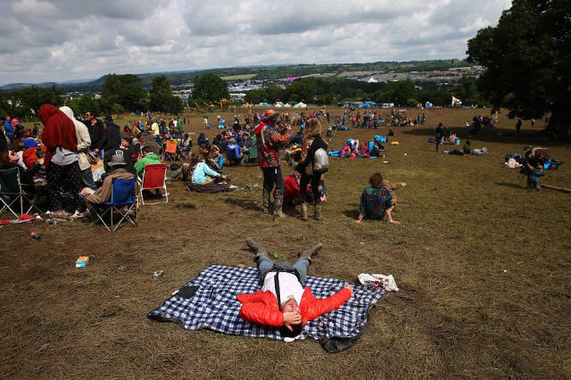 tons_of_trash_left_at_the_glastonbury_festival_site_by_revelers_640_31