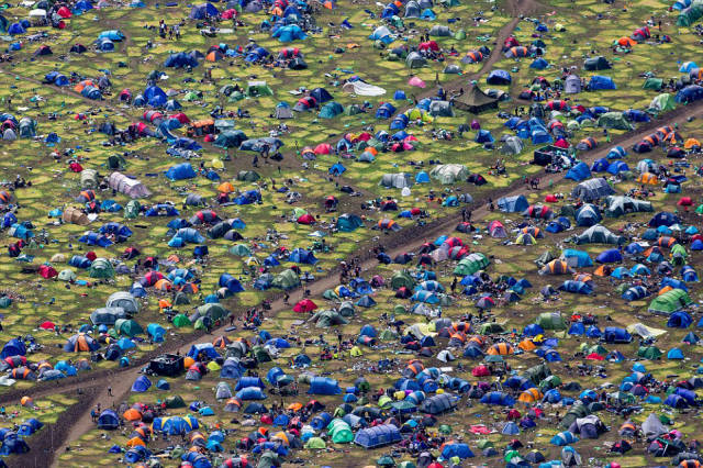 tons_of_trash_left_at_the_glastonbury_festival_site_by_revelers_640_42