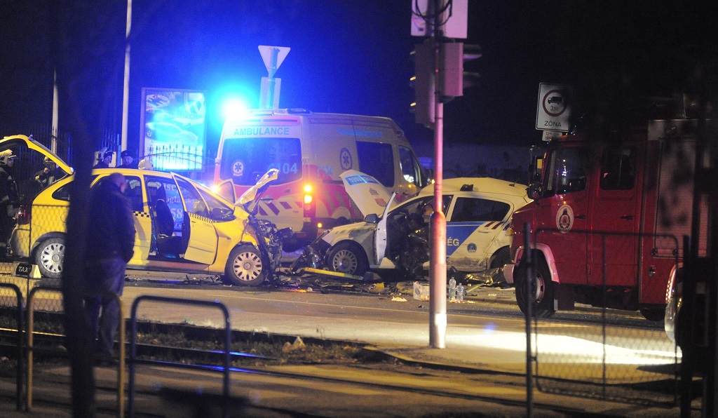 Két rendõr életét vesztette egy közúti balesetben Budapest