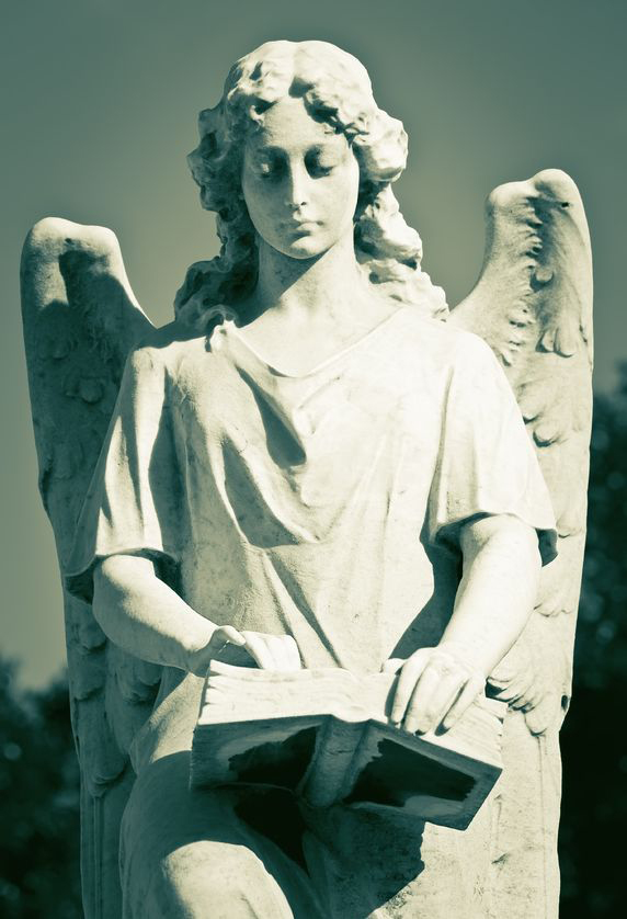 Női angyal kezében könyv. Fotó: 123rf