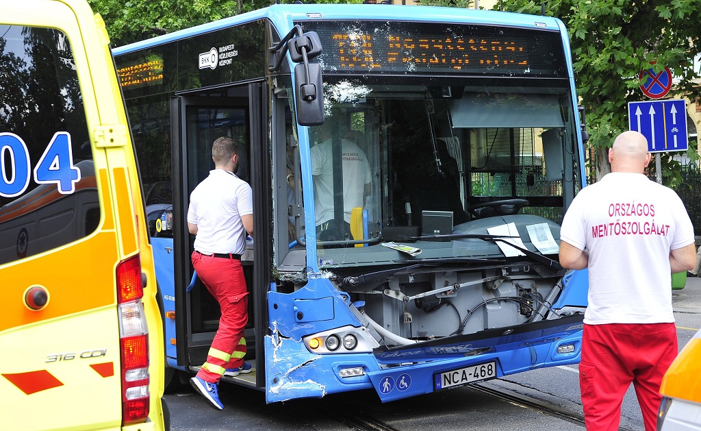 Busz és személyautó ütközött a fõvárosban, öt sérült