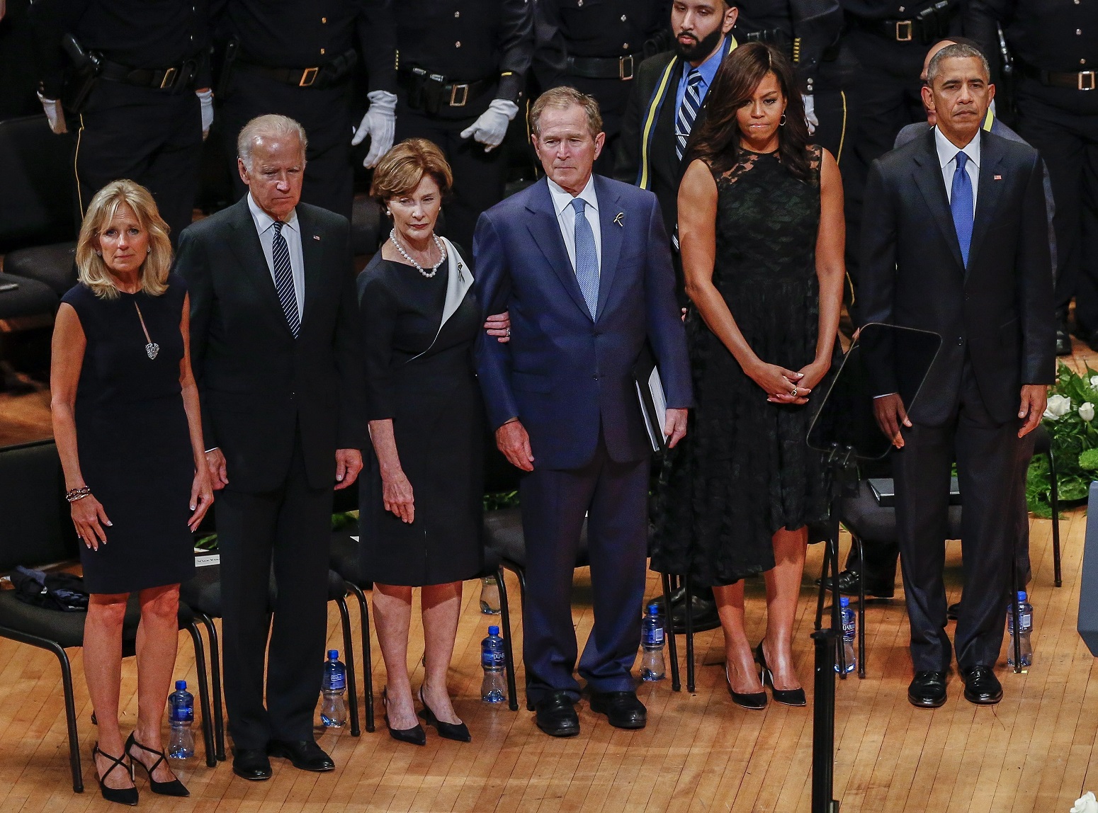 Dallas, 2016. július 12. Barack Obama amerikai elnök, és neje, Michelle Obama, George W. Bush volt amerikai elnök és neje, Laura Bush, valamint Joe Biden alelnök és felesége, Jill Biden (j-b) a lesbõl meggyilkolt rendõrök tiszteletére tartott megemlékezésen Dallasban 2016. július 12-én. Öt nappal korábban egy orvlövész társasival fehér rendõrökre nyitott tüzet és ötöt megölt, hetet pedig megsebesített, amikor a rendõrök egy feketék elleni rendõri túlkapások miatt rendezett tüntetést biztosítottak. (MTI/EPA/Larry W. Smith)