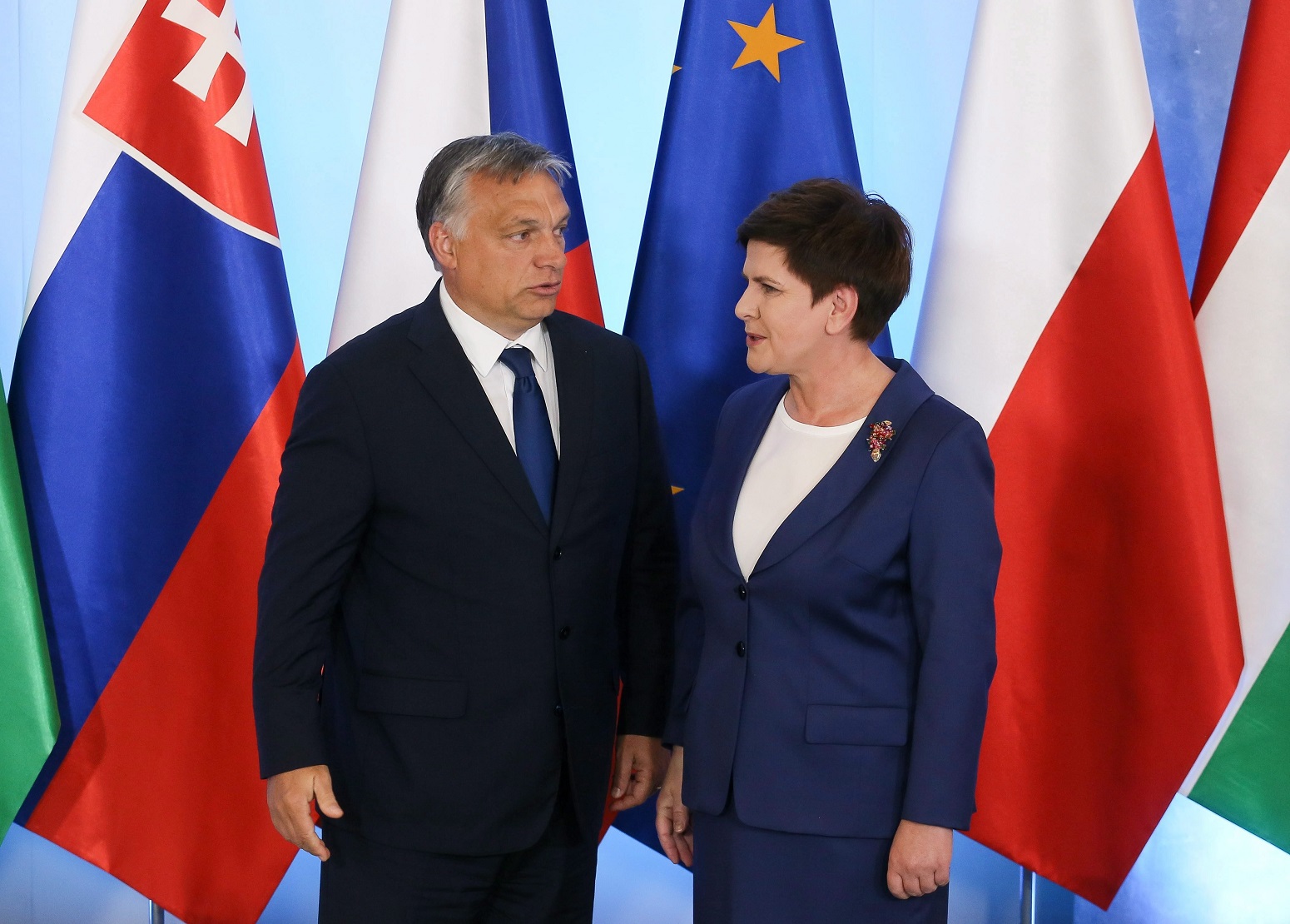 Varsó, 2016. július 21. Beata Szydlo lengyel kormányfõ (j) Orbán Viktor miniszterelnököt üdvözli a visegrádi országok miniszterelnökeinek találkozója elõtt Varsóban 2016. július 21-én. Csehország, Lengyelország, Magyarország és Szlovákia vezetõi többek között a brit népszavazás utáni európai helyzetrõl és az Európai Unió lehetséges megreformálásáról egyeztetnek. (MTI/EPA/Pavel Supernak)