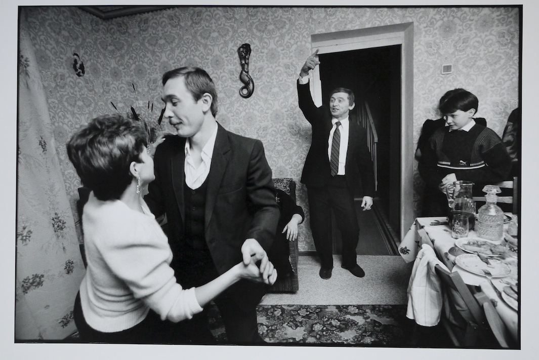 Szilveszterező emberek Viktor, és felesége, Karintia lakásában, 1992. december