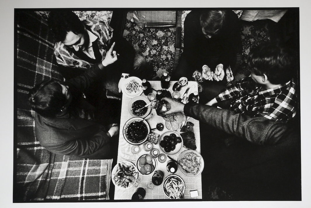 Bányászok esznek és isznak Viktor és Karitia régi lakásában egy műszakváltás után, 1993. december