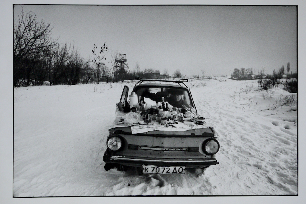 Egy család autójában ülve próbálja magát melegen tartani, miközben kinn a hőmérséklet tizenöt fokkal süllyedt a fagypont alá, Donyeck, 1993. január 1.