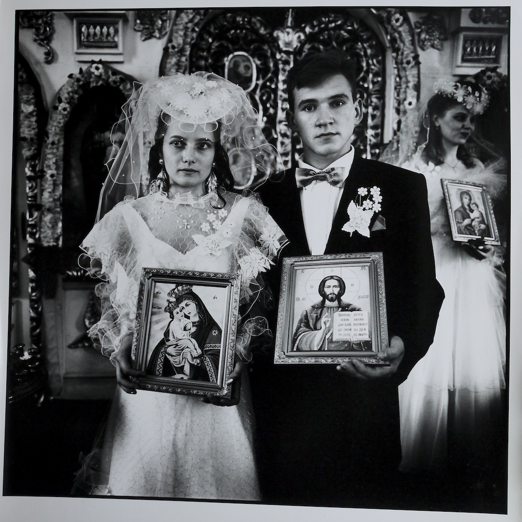 Irina és Dimitrij a helyi ortodox templomban, esküvőjük napján, 1993. június