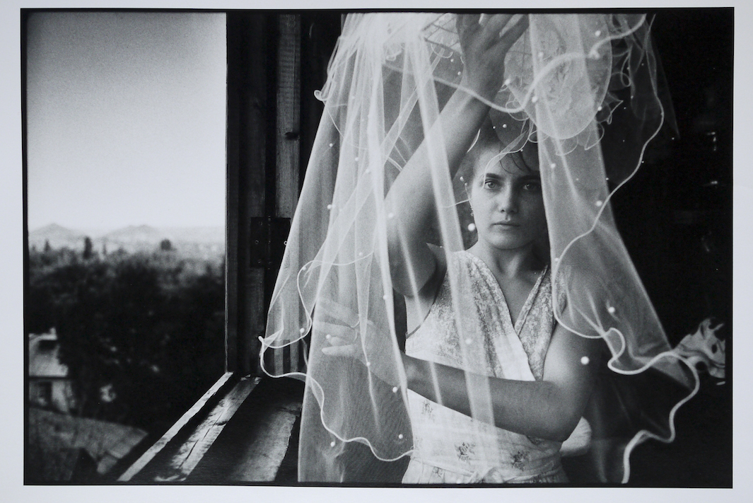 Irina, Viktor előző házasságából származó lánya saját esküvőjére készül, 1993. június