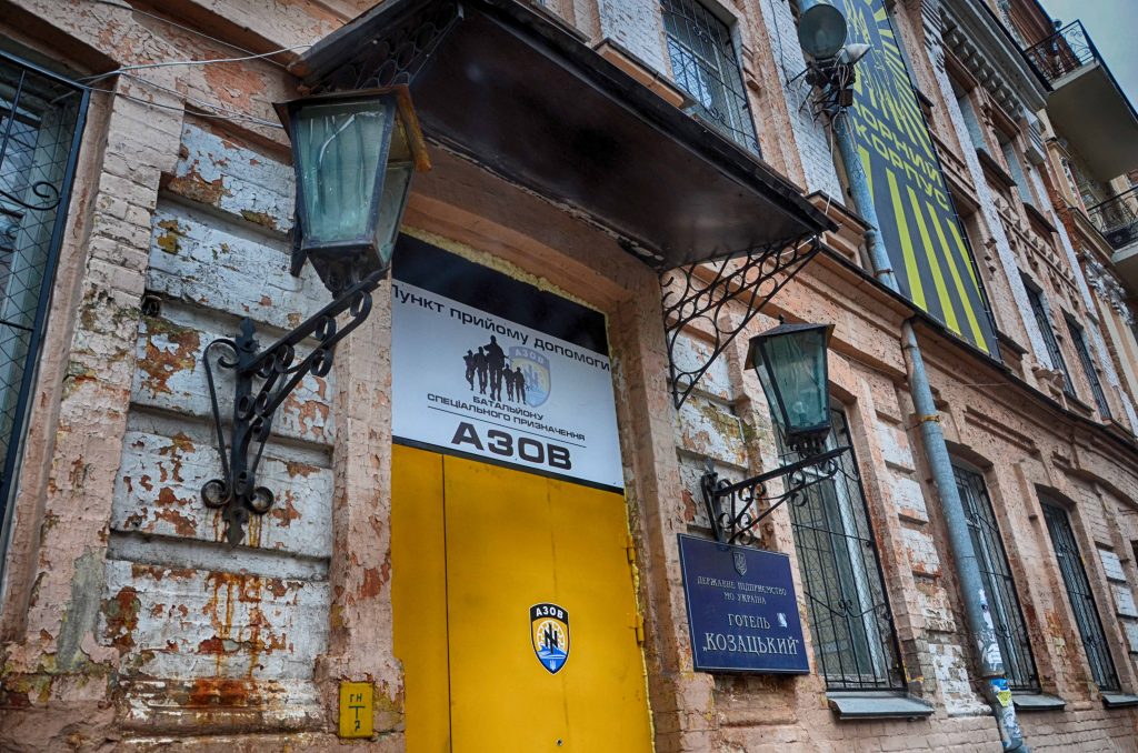 Az Azov hadosztály főépületének bejárati ajtaja Kijevben fotó: JS