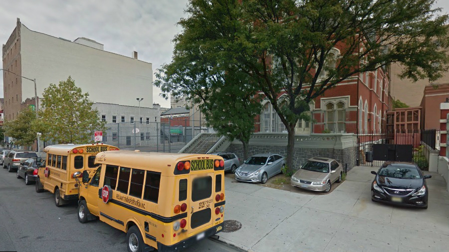 A brooklyni iskola, ahol a lövöldözés történt (fotó: Google Street View)