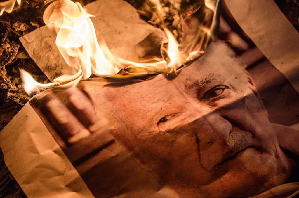Fethullah Gulen posztert égettek 2016. július 18-án az Edogan pártiak gyűlésén Istambulban, a Taksim téren. AFP / Getty Images Hungary / Ozan Kose